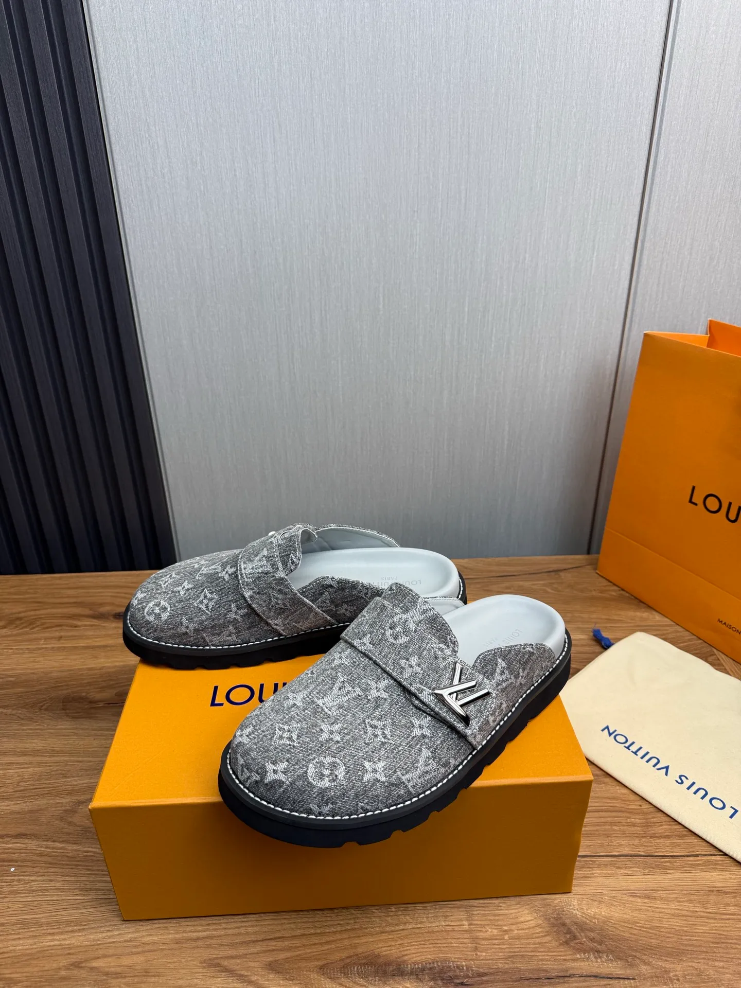 Men's shoes 💰420💰 Lv. hot selling men's slippers 🔥 🩴Official website one to one production 38-45 sizes 45 46 🉑️Customized!